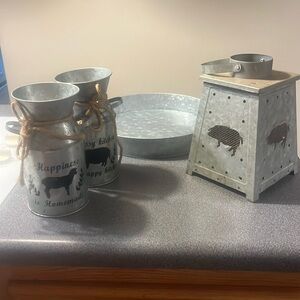 Farmland decor, you get one round tray, one large lantern & 2 accent jugs.